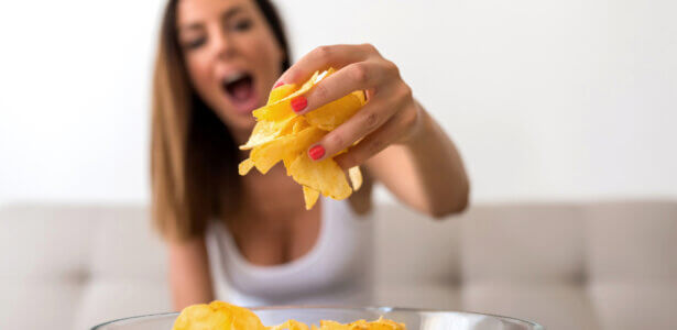 음식에 대한 갈망을 유발하는 일반적인 요인과 이를 극복하는 방법